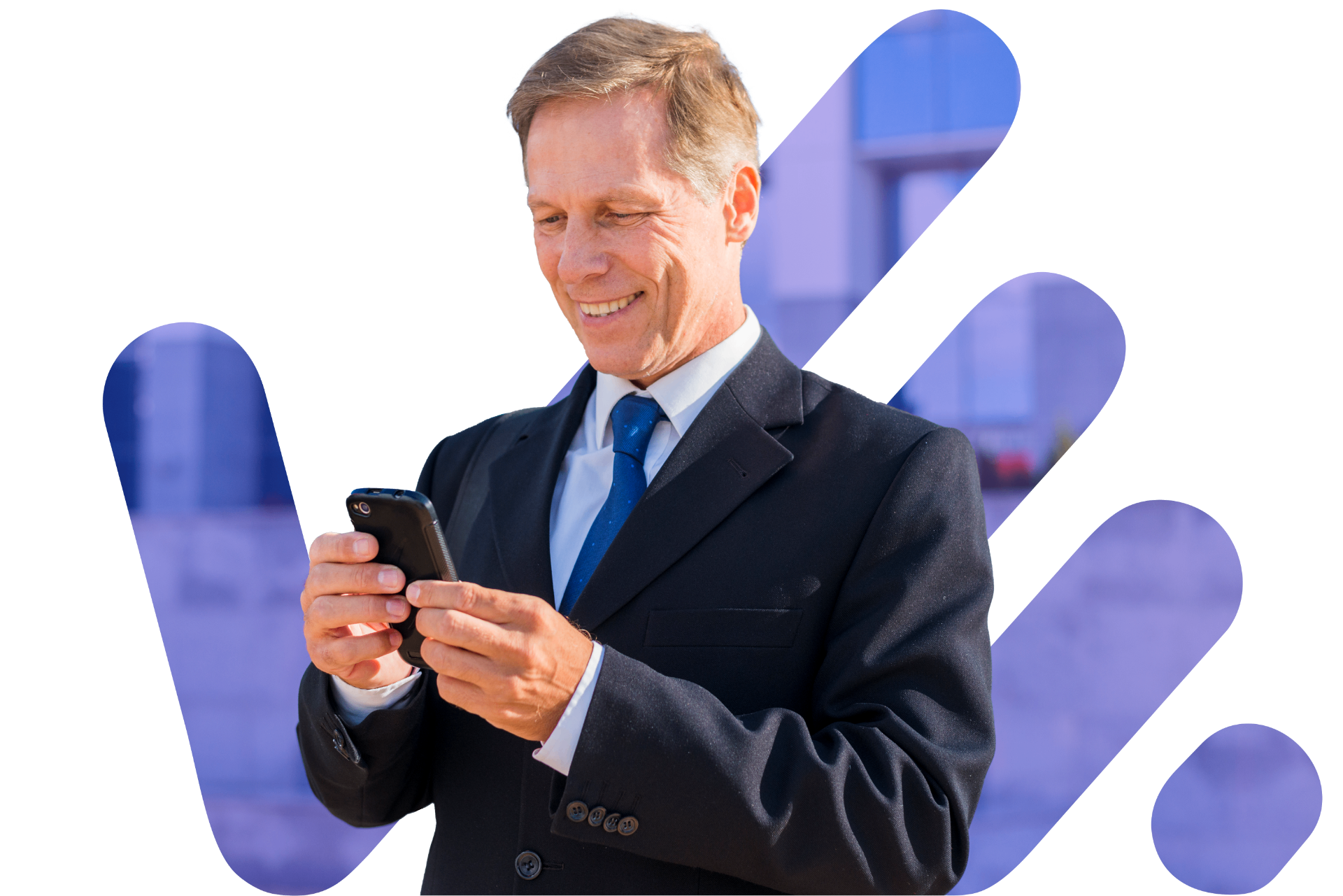 Profissional CLT satisfeito conferindo a aprovação no celular